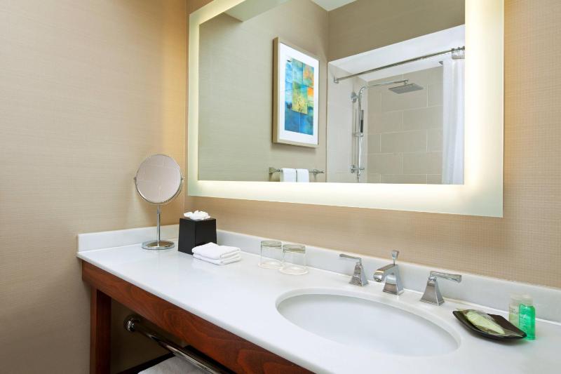 Guest Room, 1 King image 3