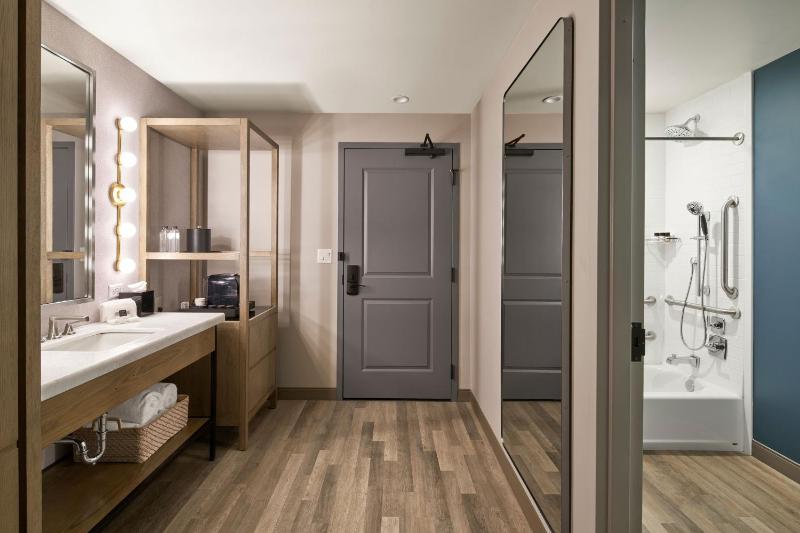 Standard Guest Room with  2 Queen Bed image 2