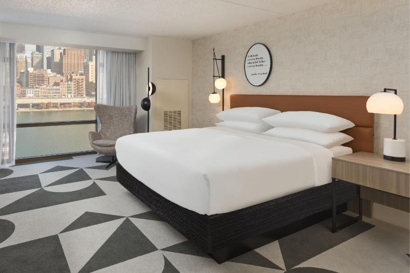 King Room with City View image 4