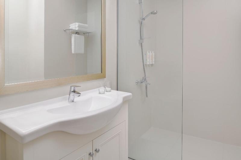 Superior Twin Room with Shuttle Bus to JBR Beach and various shopping malls image 2