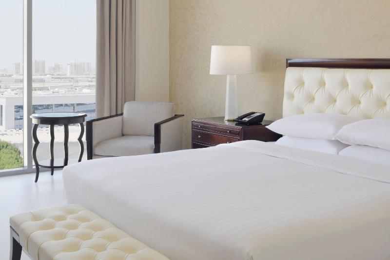 Superior King Room with Shuttle Bus to JBR Beach and various shopping malls image 4