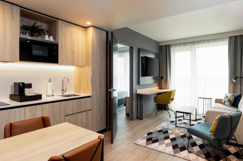 1 Bedroom Suite, 1 Queen, Sofa bed image 3