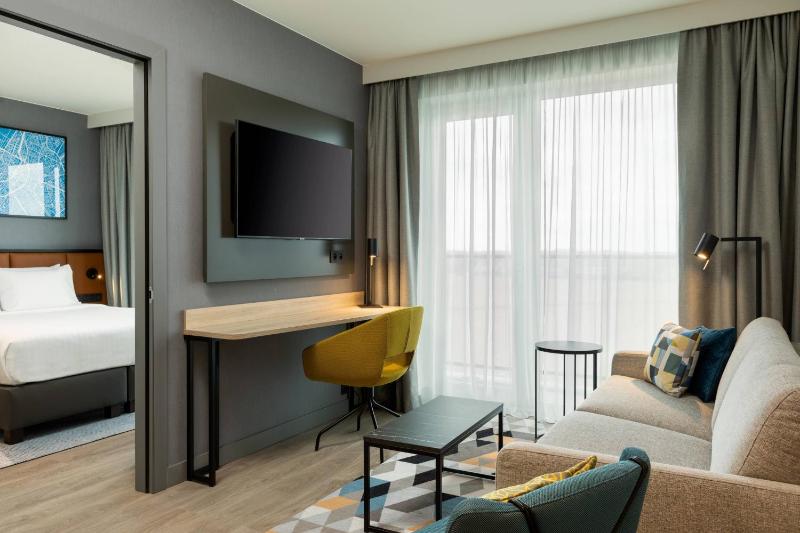 1 Bedroom Suite, 1 Queen, Sofa bed image 2
