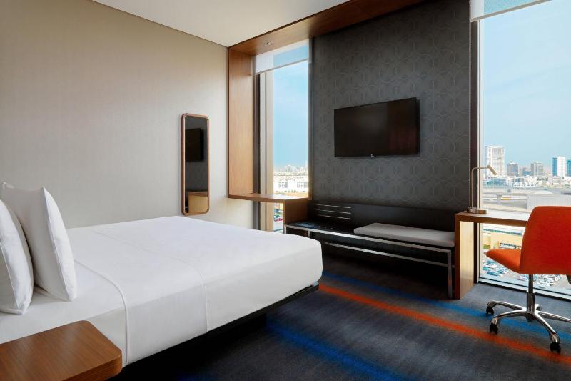 Aloft King Room - Pool View - High Floor (Complimentary Shuttle to Sobha Realty Metro Station, JBR Beach & Mall of the Emirates)