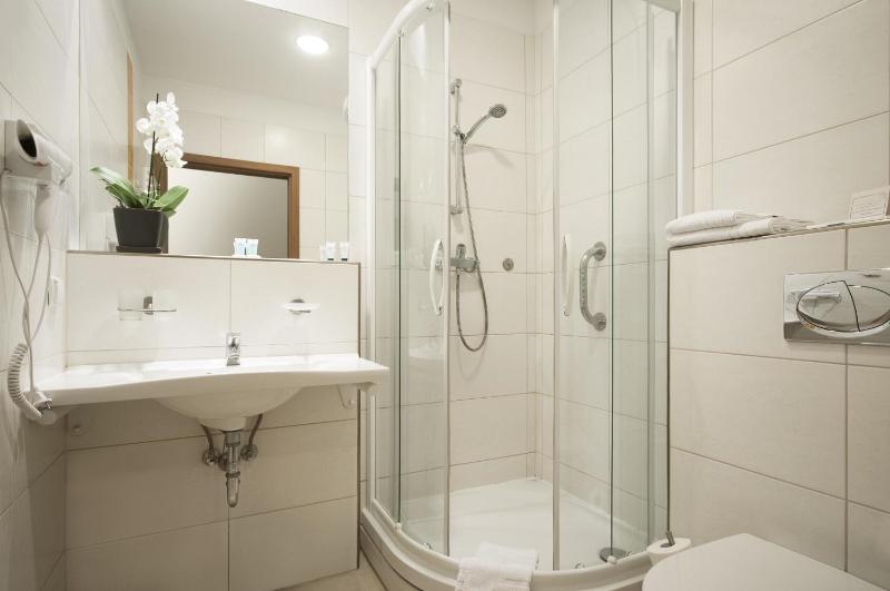 Double Room image 4