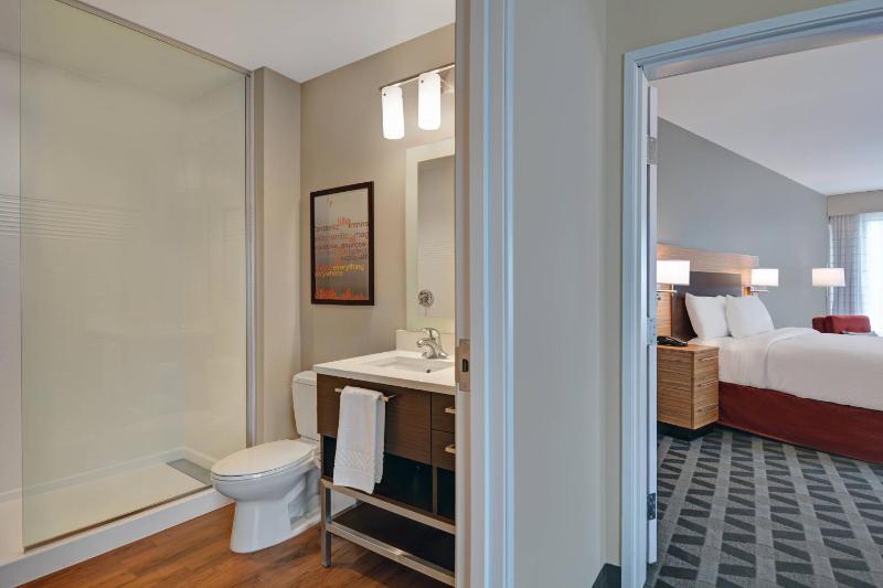 1 Bedroom Suite, 1 Queen, Sofa bed image 4
