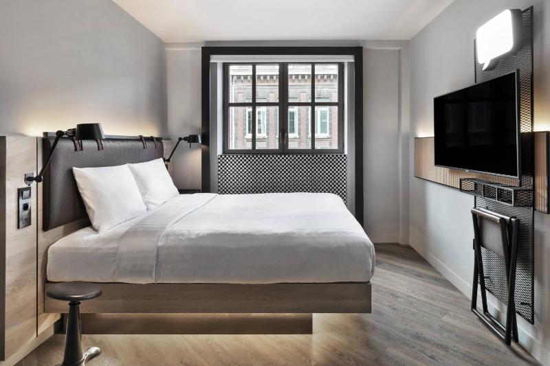 Moxy Sleeper Queen, Guest Room, 1 Queen image 1