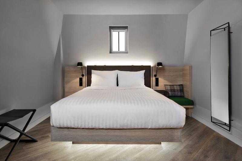 Moxy Sleeper Queen, Guest Room, 1 Queen image 3