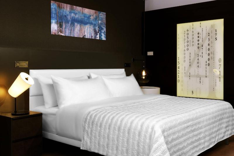 Executive King Room image 3