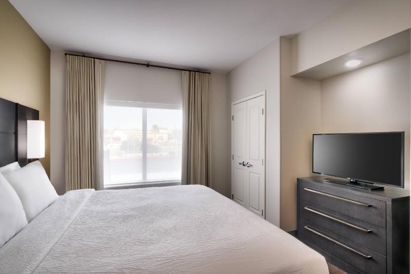 One-Bedroom King Suite with Sofa Bed image 4
