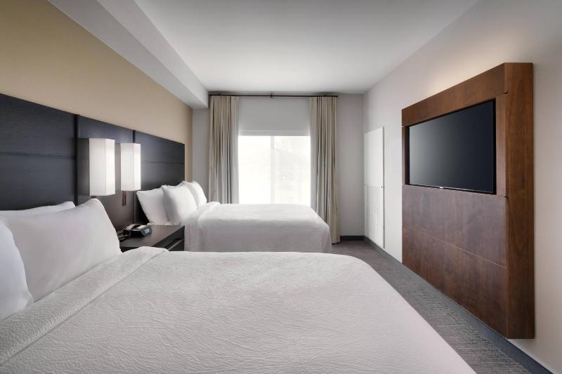 One-Bedroom Suite with Two Queen Beds and Sofa Bed image 3