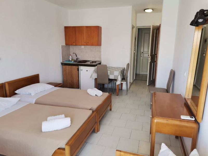 Standard Twin Room with Sea View image 2