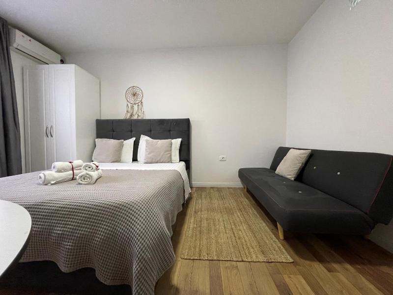 Central Studio Apartments - image 11