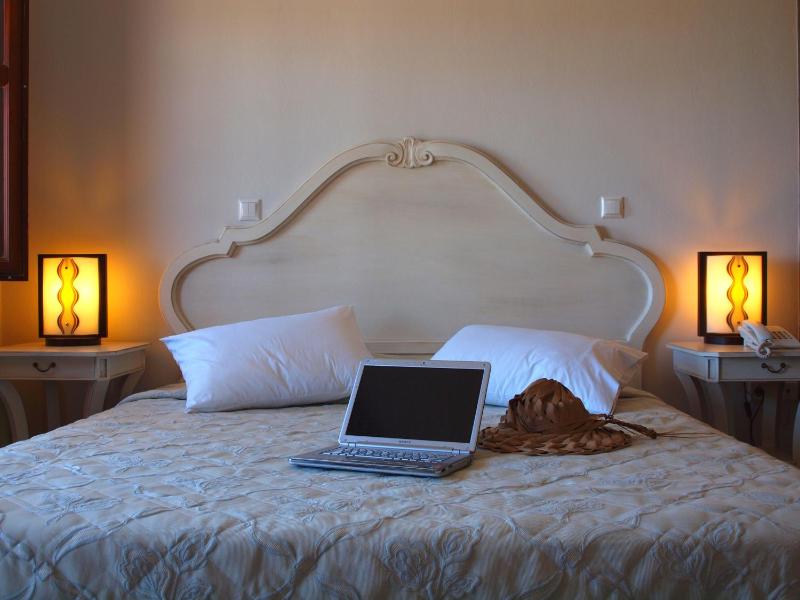 Elegant Suite with Outdoor Hot Tub image 3