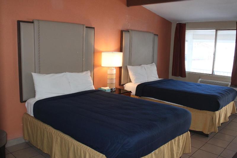 Double Room with Two Double Beds - Mobility Access/Non-Smoking image 4