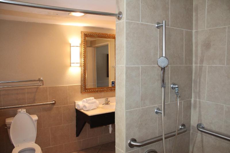 Double Room with Two Double Beds - Mobility Access/Non-Smoking image 3