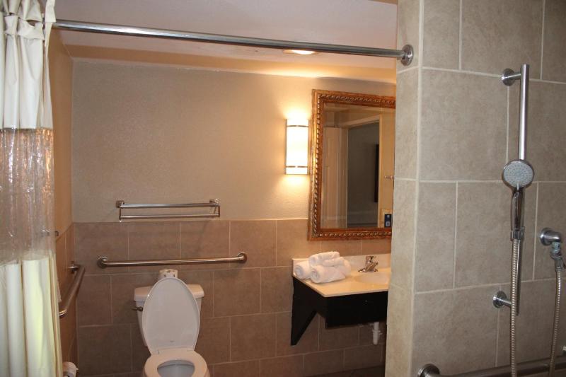 Double Room with Two Double Beds - Mobility Access/Non-Smoking image 2