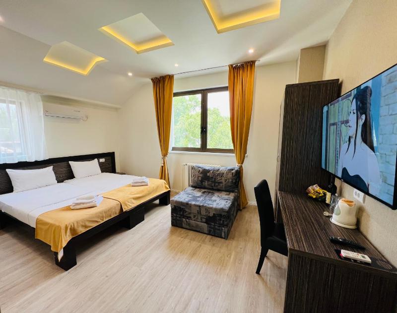 Comfort Double or Twin Room with River View image 3