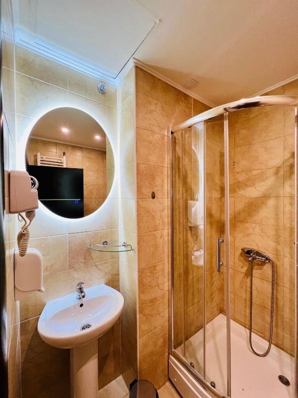 Standard Double or Twin Room image 4