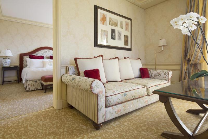 Deluxe Suite image 4