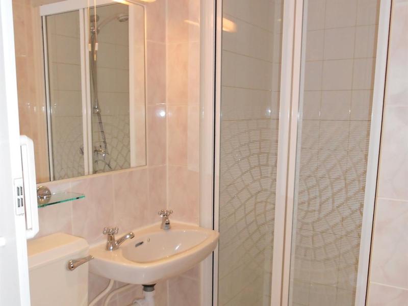 Single Room with Shower image 4