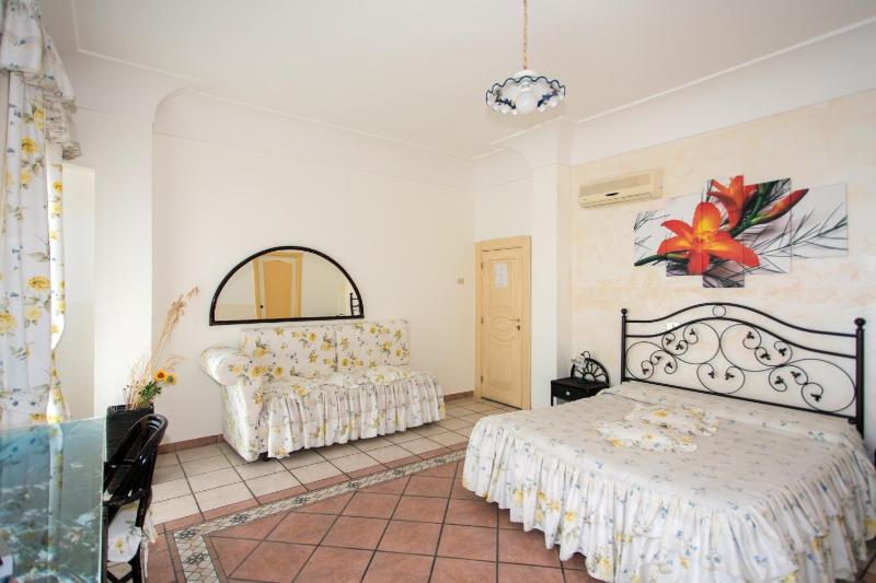 Junior Suite with Terrace and Sea View image 2