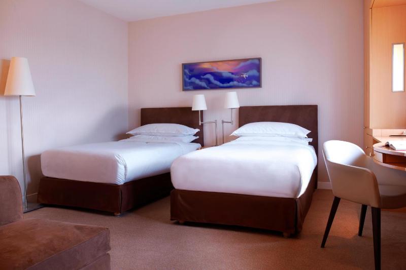 Club Twin Room with Executive Lounge Access image 4