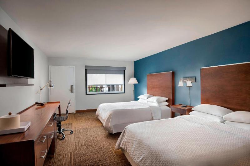 Guest room, 2 Queen, Pool view image 4