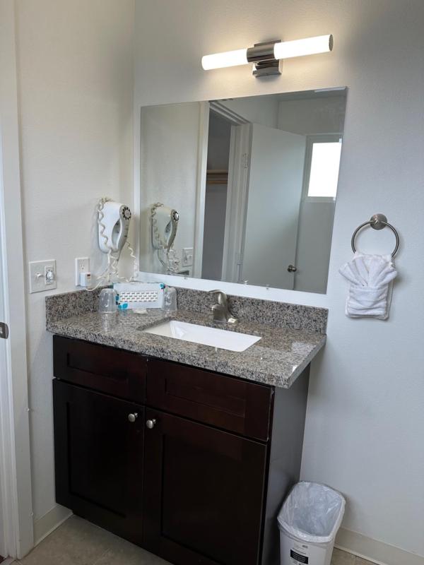 Standard Queen Room image 4
