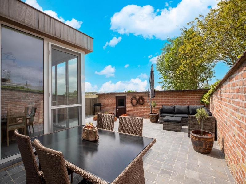 Modern Villa w Private Yard - image 21