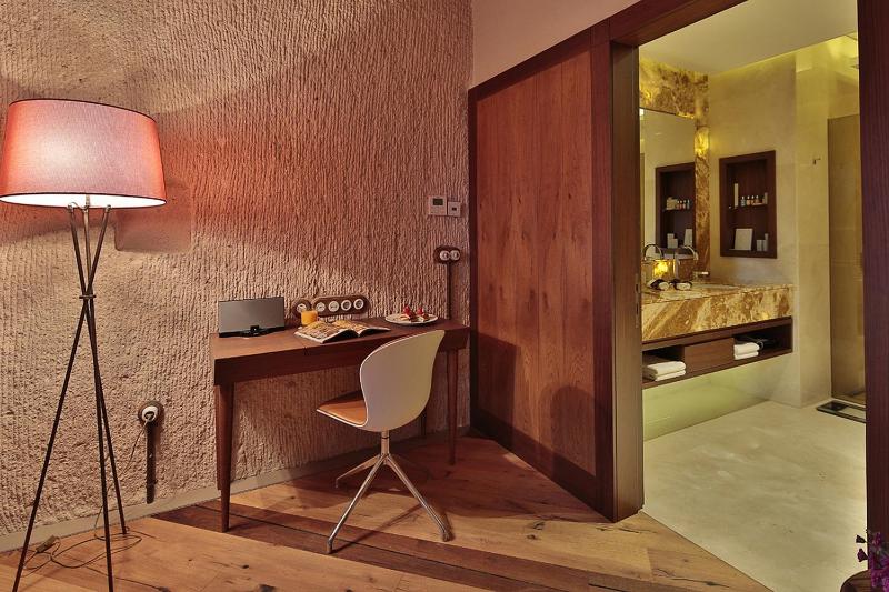 Deluxe Cave Room image 4