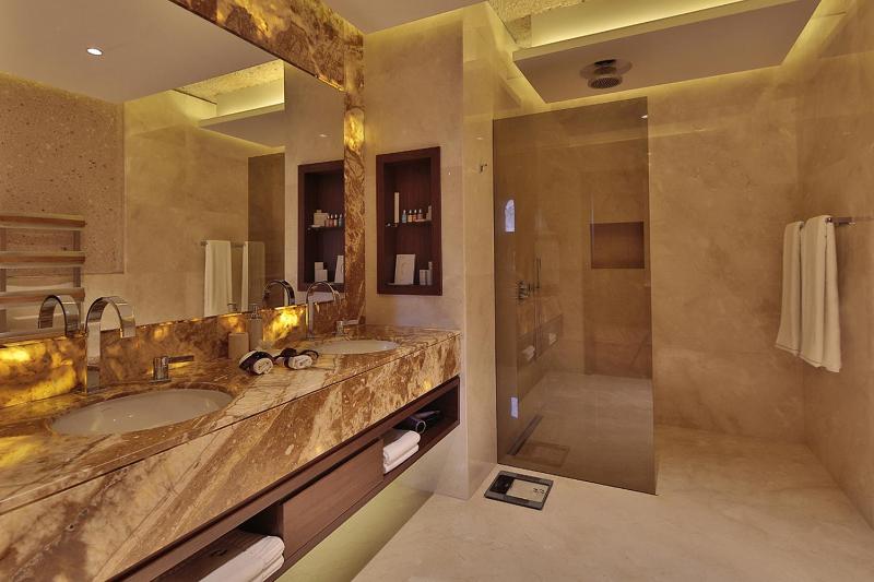 Deluxe Cave Room image 3