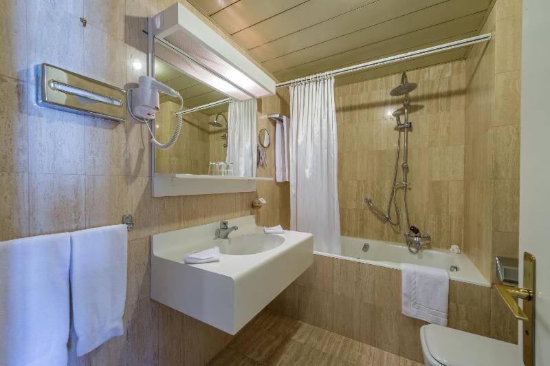 Twin Room image 2