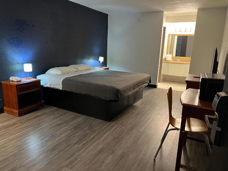 King Room - Non-Smoking image 4