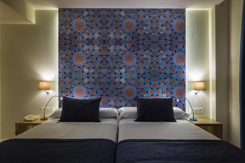 Superior Twin Room image 3