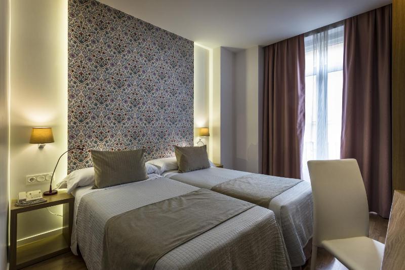 Superior Twin Room image 2