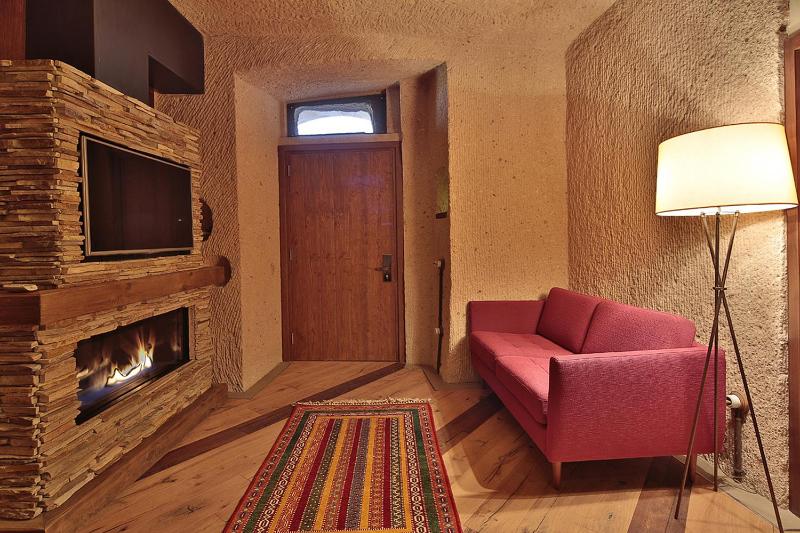 Superior Cave Suite  image 4