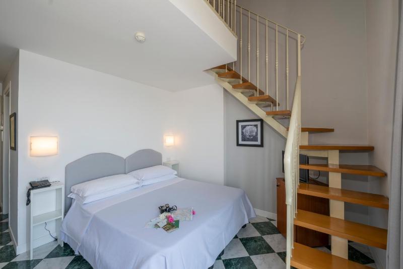 Mini Suite with Lake View - Split Level image 3