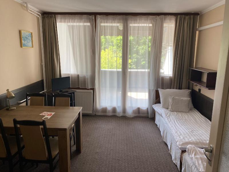 Twin Room image 4