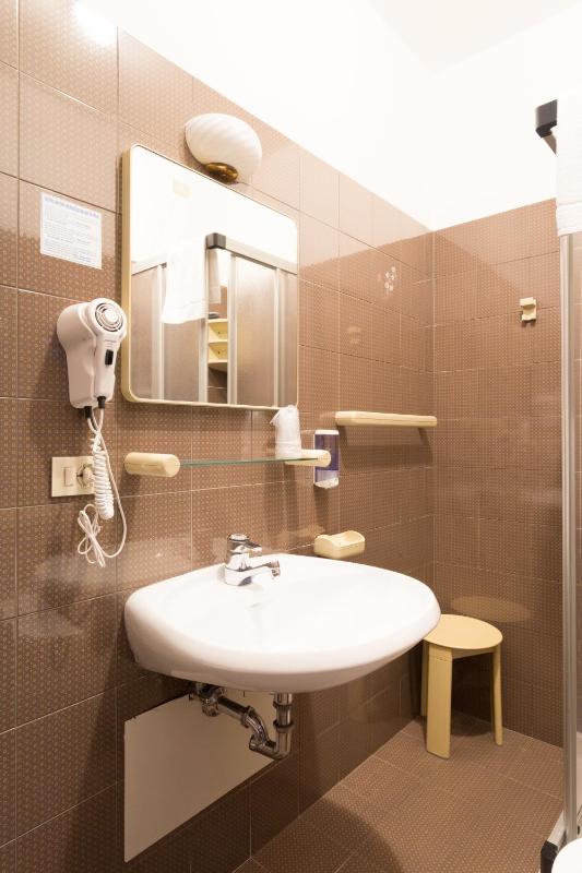 Single Room image 4