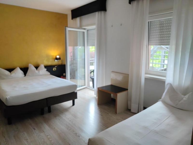 Comfort Triple Room with Balcony image 1