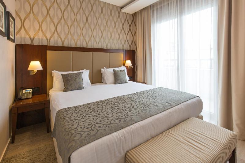 Deluxe King Room image 1