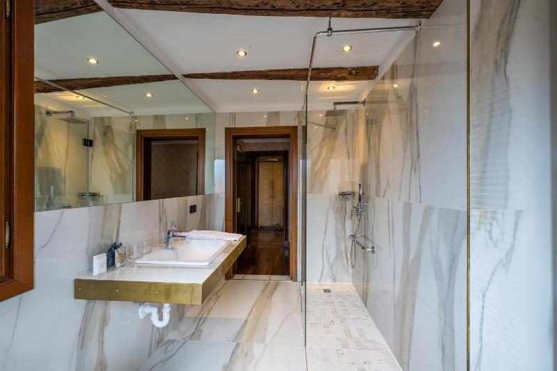 Junior Suite with San Marco Bell Tower View  image 3