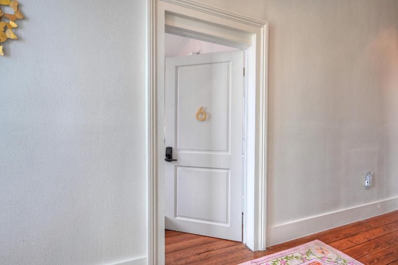 Sugars Inn Room 6 Family Friendly Boutique Stay Downtown - image 16