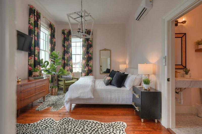 Sugars Inn Room 6 Family Friendly Boutique Stay Downtown - image 14