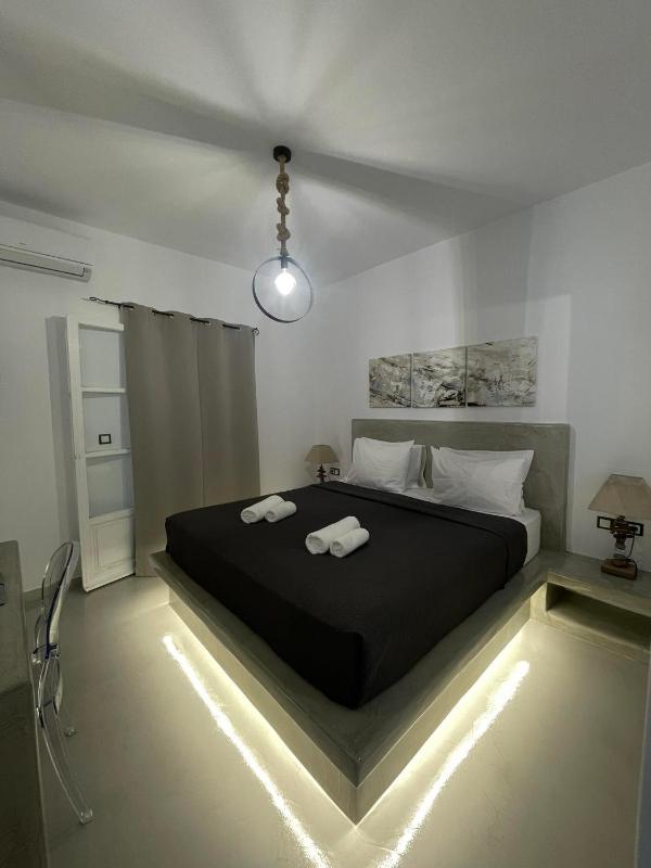 King Room with Pool View image 2