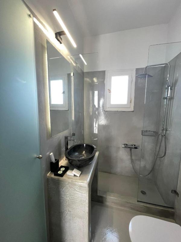King Room with Pool View image 4