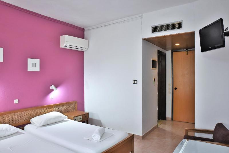 Twin Room image 3