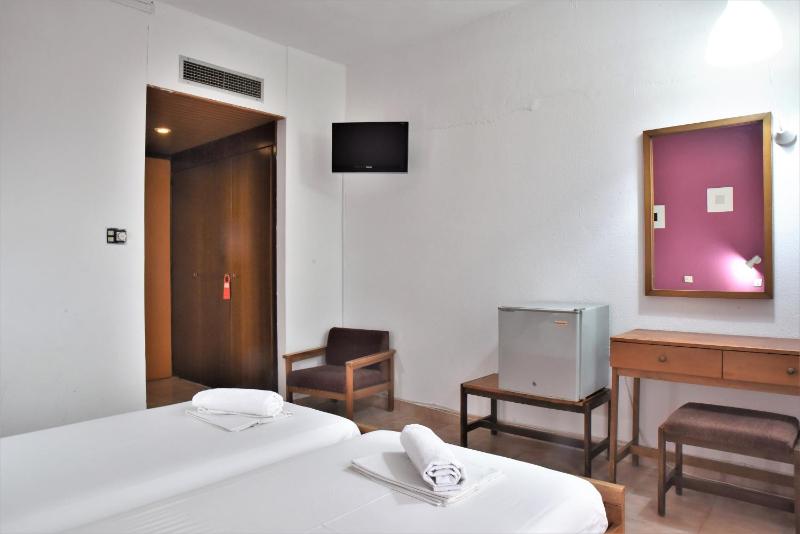 Twin Room with Breakfast image 2