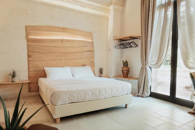 Deluxe Suite with Spa Bath image 1